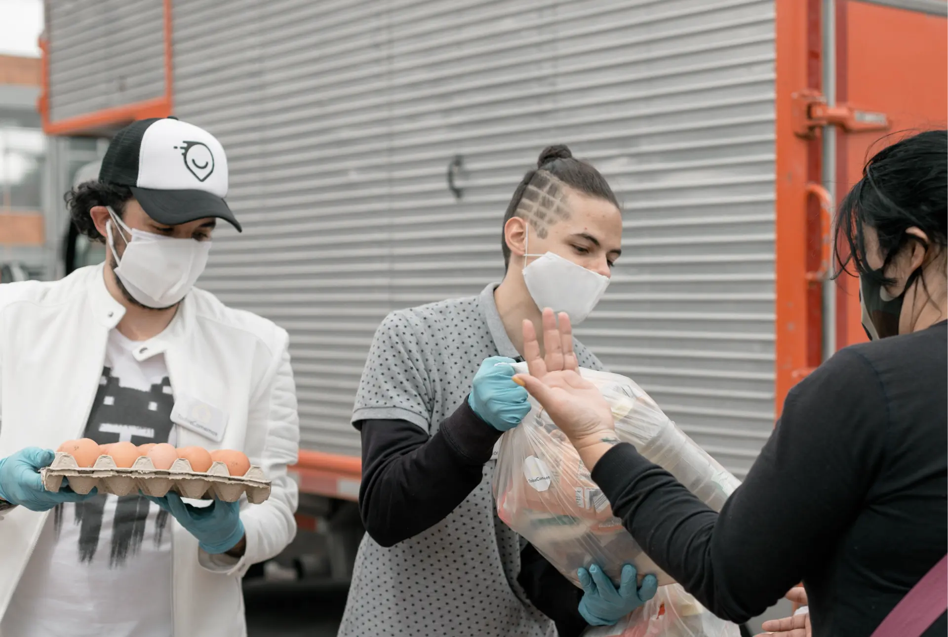 Voluntarios entregando alimentos y mercados durante la pandemia
