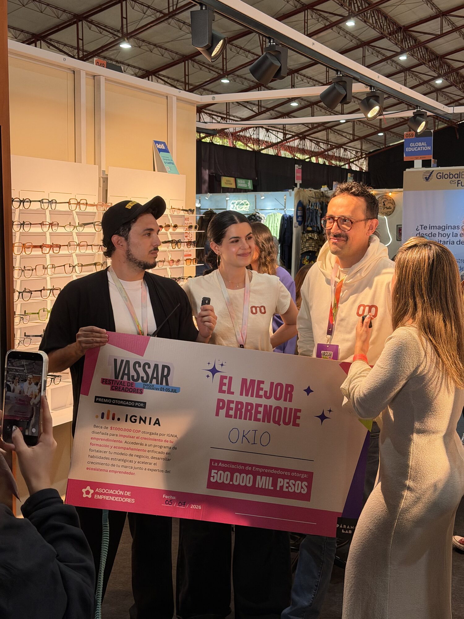 Andy Mendez entregando un premio a emprendedores