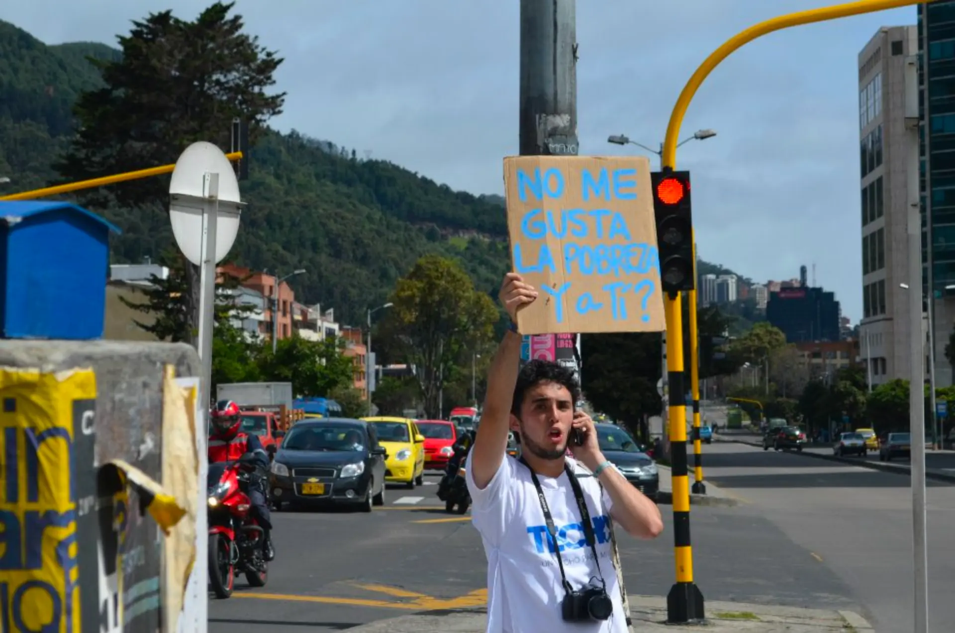 Andy en las calles de Bogotá con Techo durante la colecta nacional