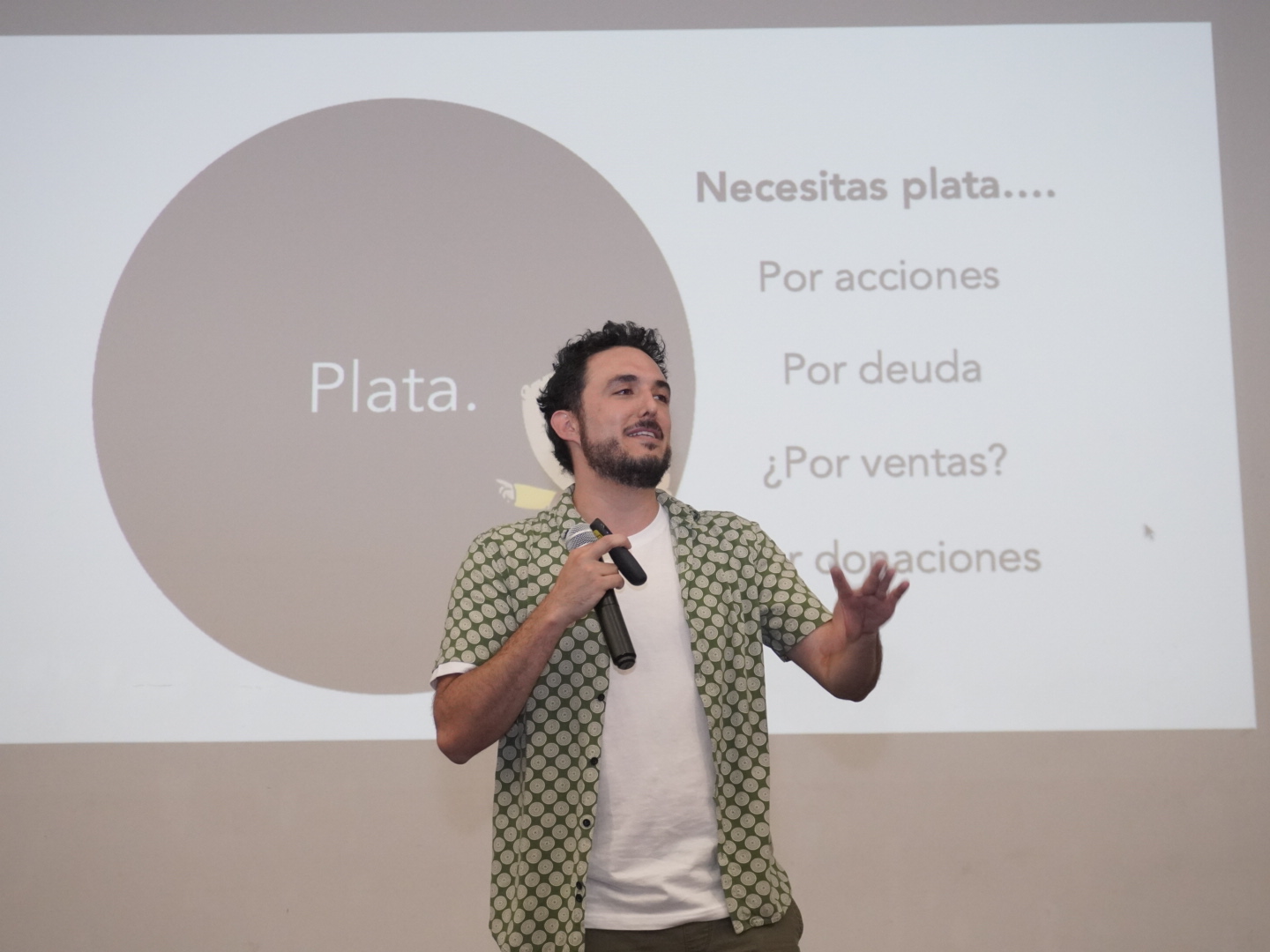 Andy dando conferencia sobre financiación a emprendedores