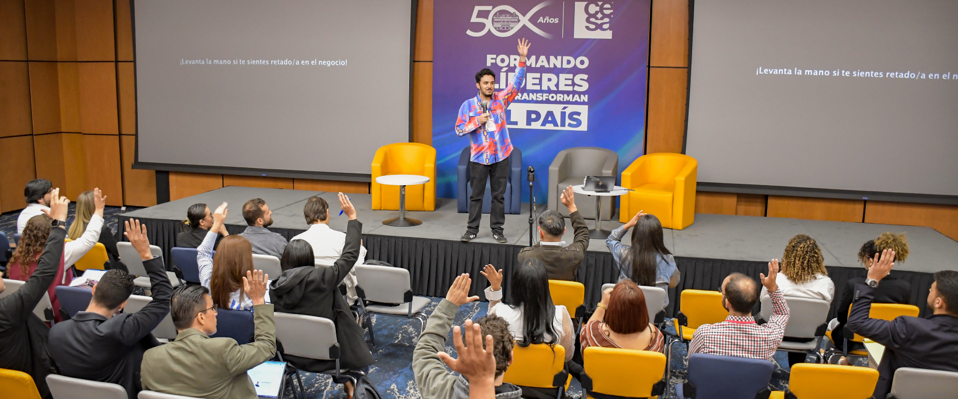 Comunidad educativa levantando la mano en un evento de Colombia Edtech