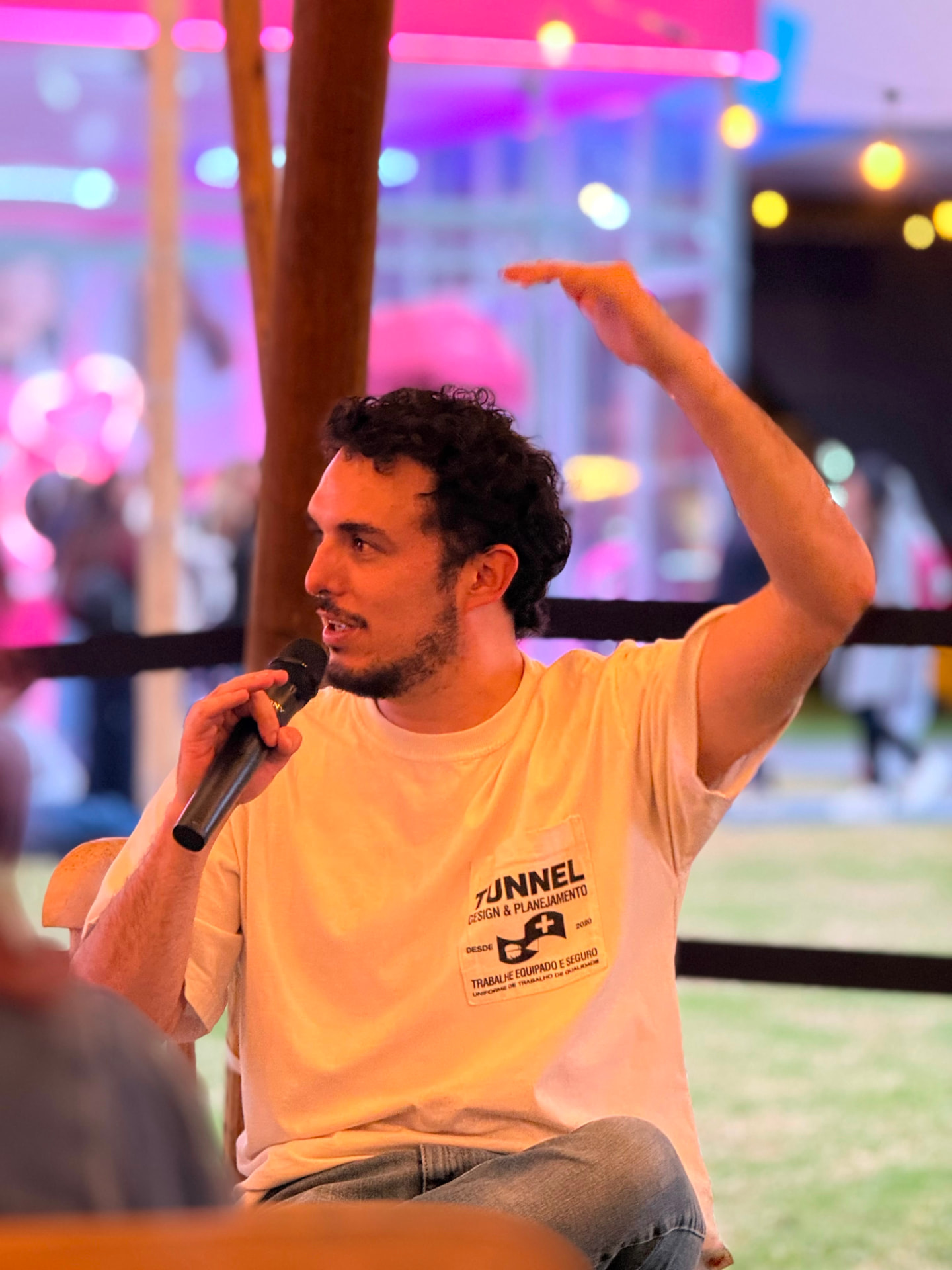 Andy en un momento de conversación