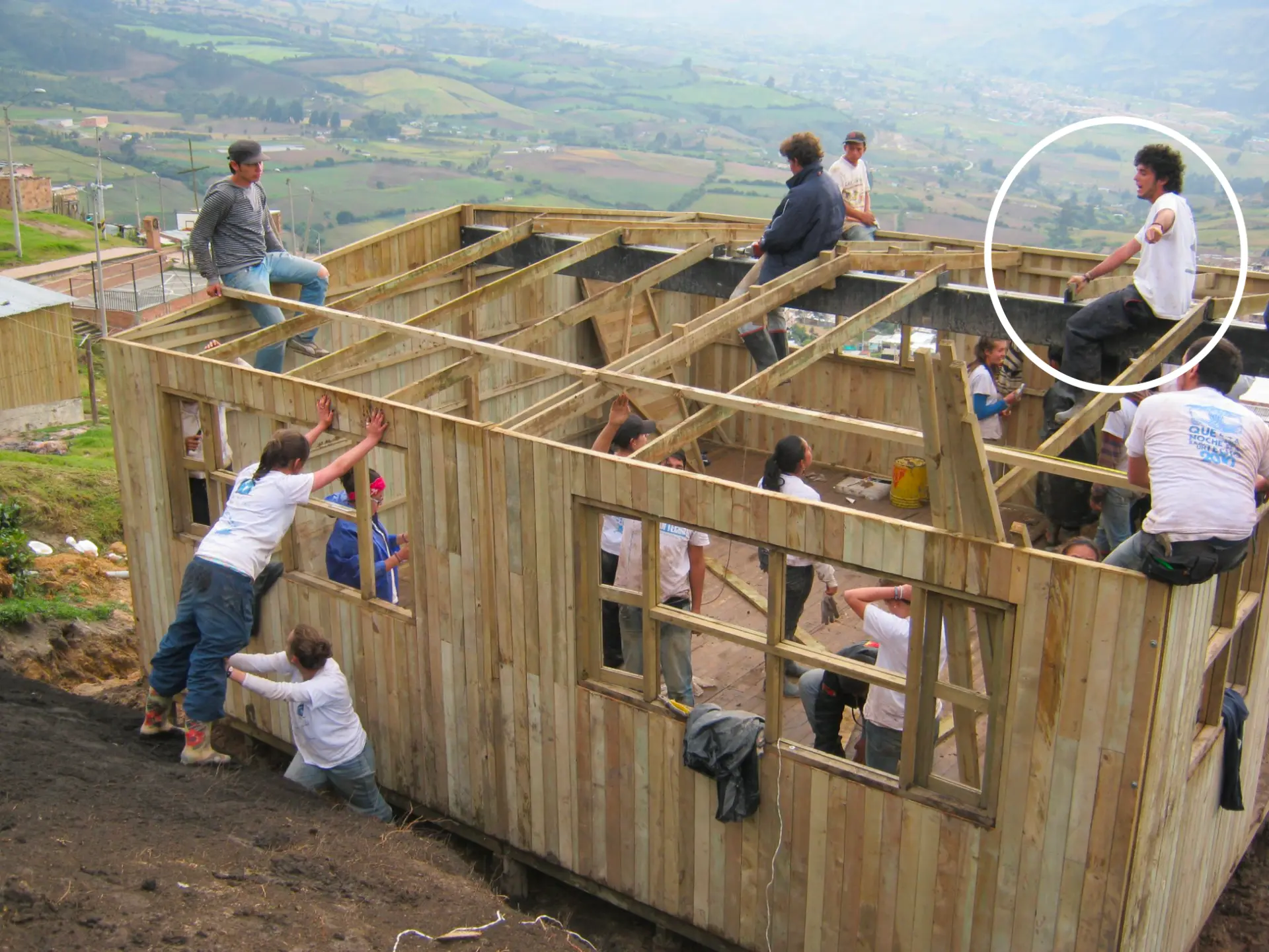 Andy construyendo un centro comunitario con voluntarios de Techo