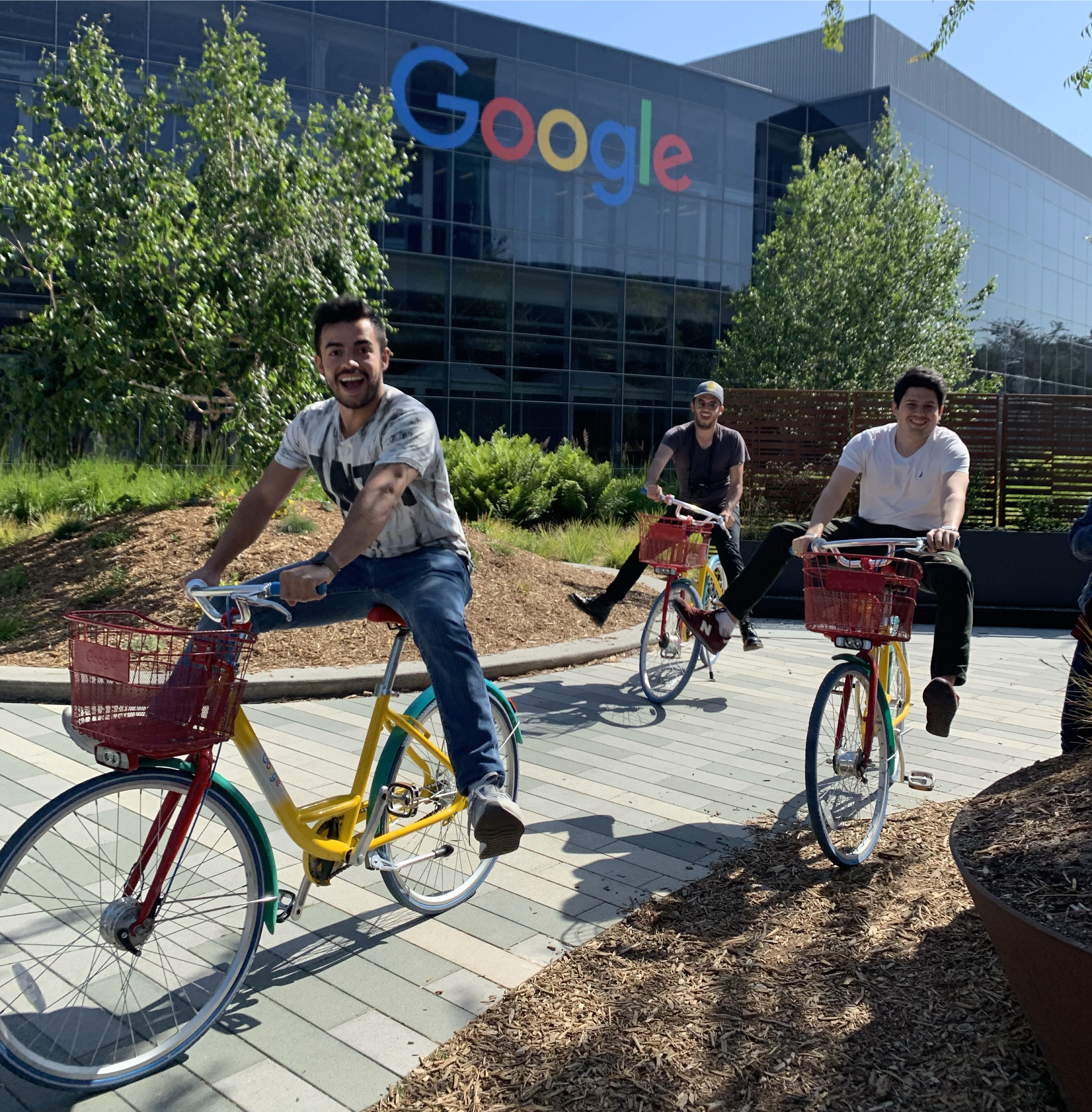 Con amigos y socios montando bici en Google